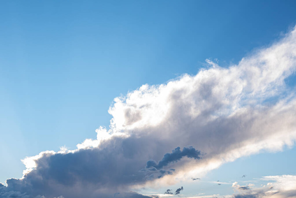 Удивительное красивое небо с облаками - Фото, изображение