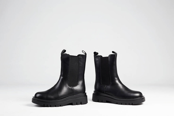 Μοντέρνα παπούτσια. μόδα νεκρή φύση. Τσέλσι άντρες μαύρες μπότες. υποδήματα demi-season - Φωτογραφία, εικόνα