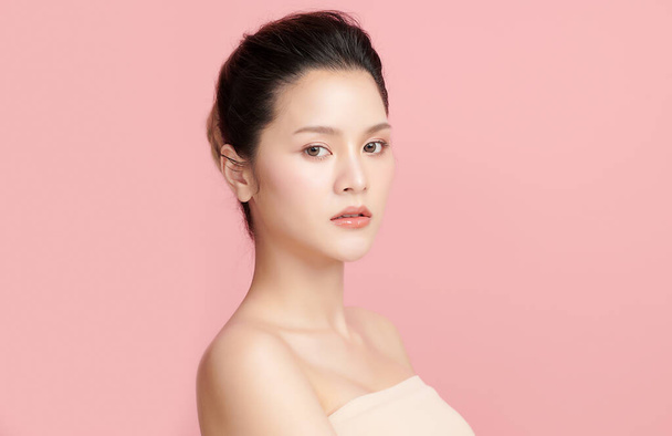 Hermosa mujer asiática joven con piel limpia y fresca sobre fondo rosa, Cuidado de la cara, Tratamiento facial, Cosmetología, belleza y spa, Retrato de mujeres asiáticas. - Foto, imagen