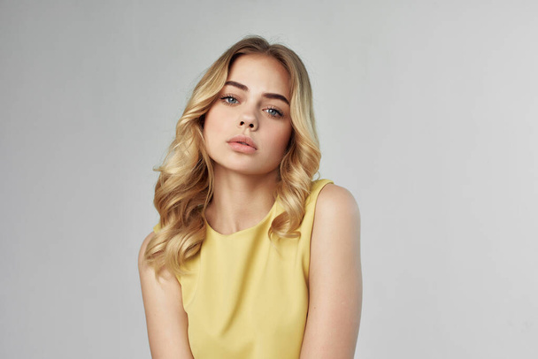 blondi muodikas kampauksen eristetty tausta - Valokuva, kuva