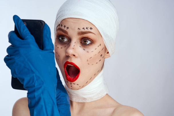 portret van een vrouw Rode lippen plastische chirurgie operatie kale schouders geïsoleerde achtergrond - Foto, afbeelding