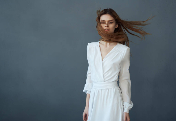 vrouw in witte jurk charme baseren mode kapsel prestaties - Foto, afbeelding