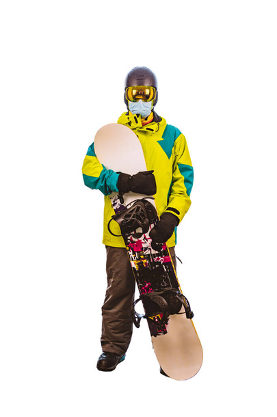 geïsoleerde man in ski-uitrusting met snowboard witte achtergrond - Foto, afbeelding