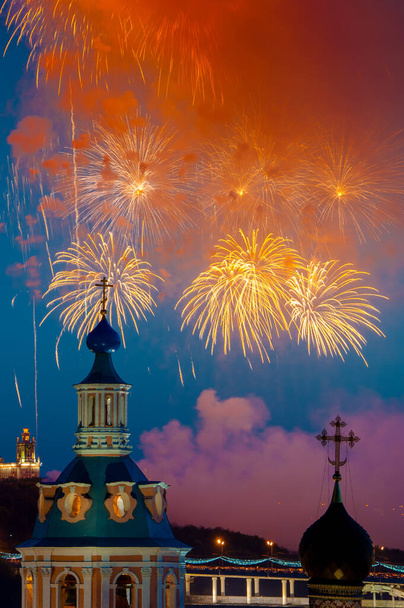 Feuerwerk über dem Andreaskloster vor der Staatlichen Universität Moskau von der Aussichtsplattform der Russischen Akademie der Wissenschaften. - Foto, Bild