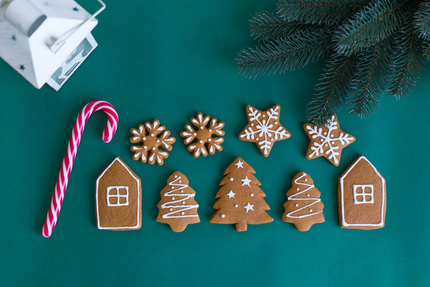 Pain d'épice de Noël, décoration et bonbons, branche d'épinette sur fond vert. - Photo, image