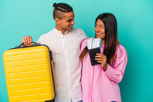 Молодая латинская пара собирается путешествовать изолированно на голубом фоне - Фото, изображение