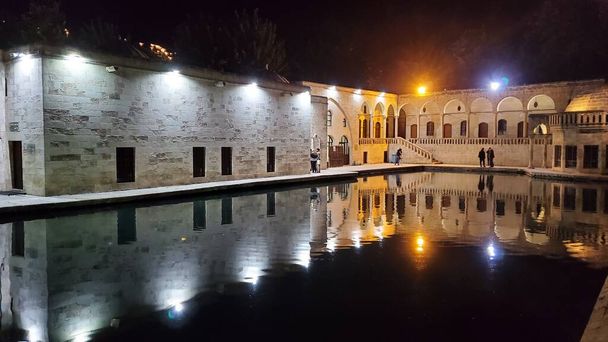 Baliklygol o la piscina de Abraham o el lago Khalil-Ur Rahman. El lago está situado en el patio de la mezquita Khalil-ur-Rahman. Esta zona también se conoce como el estanque de Abraham o el estanque de los peces sagrados. - Foto, Imagen