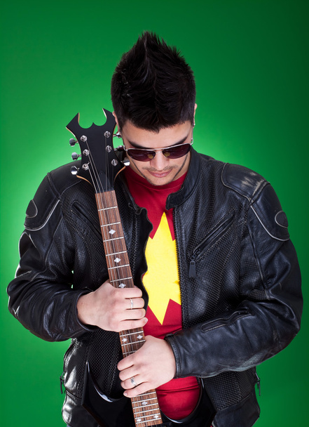 siyah deri ceketli gitarist - Fotoğraf, Görsel