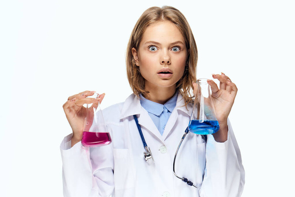жіночий лікар біле пальто дослідження аналізує лабораторну діагностику
 - Фото, зображення