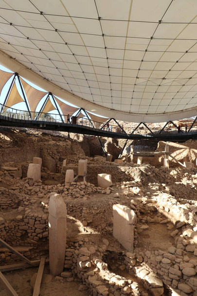 A kiállítás lombkoronája alatt található Gbeklitepe ókori templomkomplexum kiállítása. - Fotó, kép