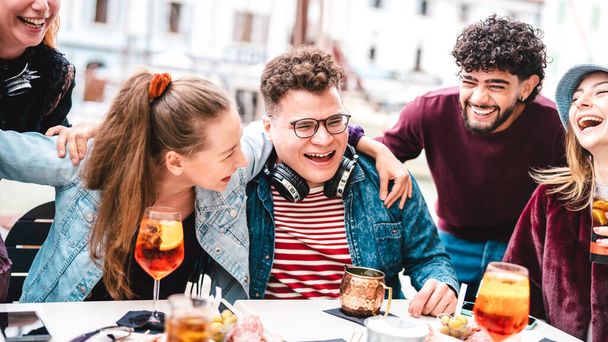 Fiatal barátok a valódi nevetés pillanatában a puccos kocsmában étterem - Életstílus koncepció multikulturális emberek szórakozás együtt boldog óra a járdán kávézó - Élénk szűrő összpontosítva központi srác - Fotó, kép