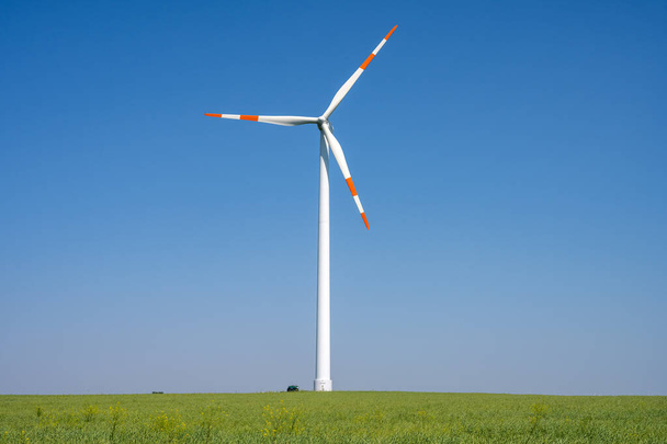 Moderna turbina eolica di fronte a un cielo blu in Germania - Foto, immagini