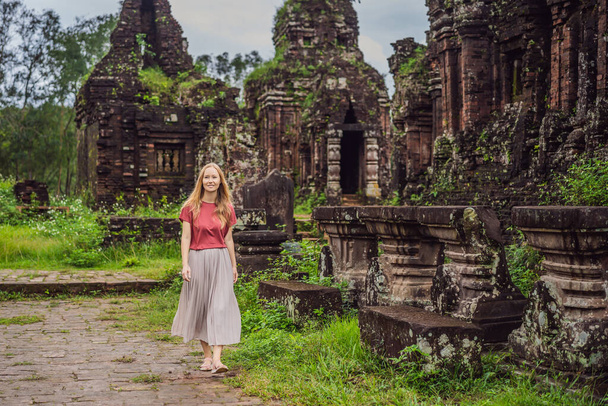 Vrouw toerist in Tempel ruïne van de My Son complex, Vietnam. Vietnam opent weer voor toeristen na quarantaine Coronovirus COVID 19 - Foto, afbeelding