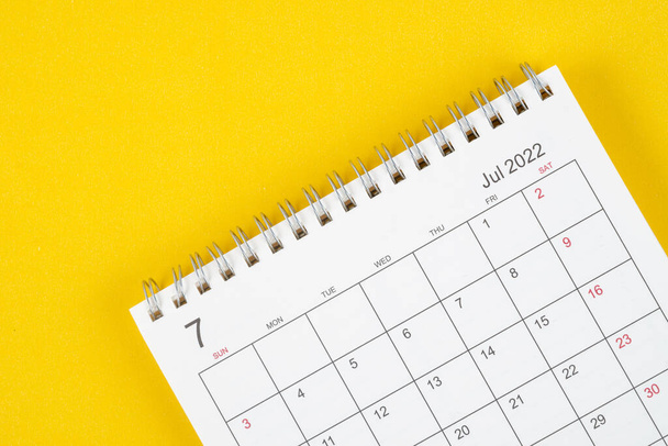 Ιούλιος μήνα, Ημερολόγιο γραφείο 2022 για διοργανωτής στο σχεδιασμό και υπενθύμιση σε κίτρινο φόντο. - Φωτογραφία, εικόνα