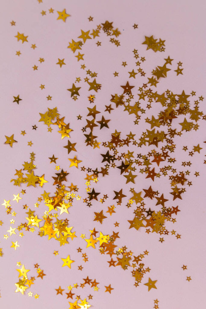 gouden sterren op roze achtergrond, wenskaart sjabloon met lege ruimte voor tekst - Foto, afbeelding