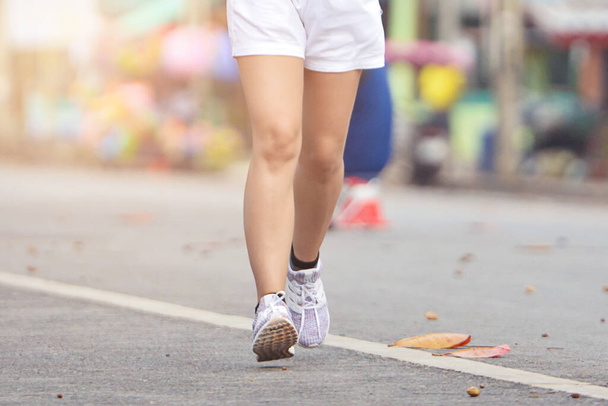 Maraton běží ve světle večera, zdravé skupiny lidí jogging na stopovací silnici, Fitness běží zhubnout. - Fotografie, Obrázek