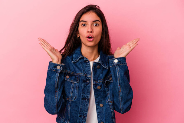 Young caucasian woman isolated on pink background surprised and shocked. - Photo, Image