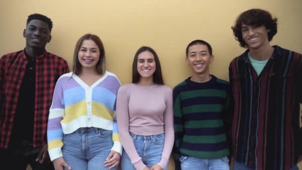 Happy multiracial skupina teenagerů baví mimo školu - Mladí lidé životní styl koncept - Záběry, video