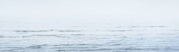 Itämeren hiekkaranta paksussa valkeassa aamusumussa. Kristallinkirkas vesi, luonnollinen kuvio. Alkukevät Latviassa. Idyllinen maaseutu - Valokuva, kuva
