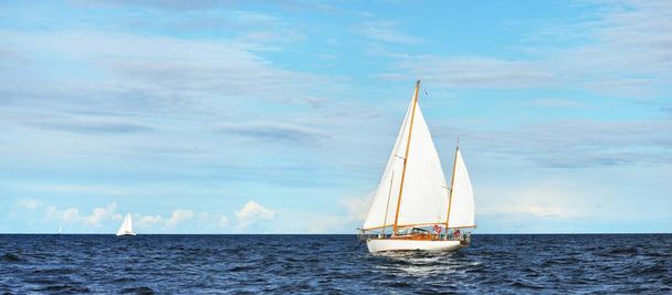Starý drahý dřevěný plachetnice (Yawl) zblízka, plachtění na otevřeném moři. Ohromující oblačnost. Pobřeží Maine, USA - Fotografie, Obrázek