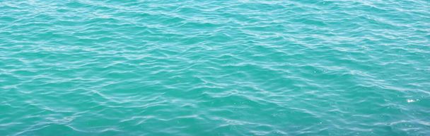 Высокоугольный вид на спокойное Средиземное море. Текстура поверхности воды. Синий, лазурный, бирюзовый цвета. Абстрактный естественный узор, фон, обои. Графические ресурсы, копировальное пространство. Панорамное изображение - Фото, изображение