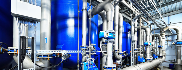 Grands réservoirs bleus dans une chaufferie industrielle de traitement des eaux de la ville. Perspective grand angle - Photo, image