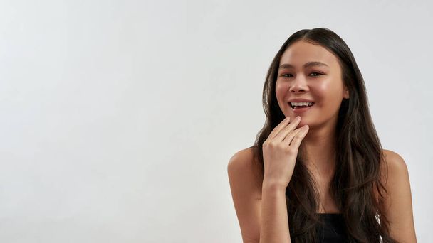 Portrait of smiling Asian girl on white studio background - Foto, Imagem