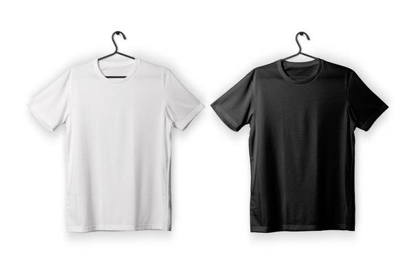 Blankes weißes und schwarzes T-Shirt auf einem Kleiderbügel auf weißem Hintergrund. Weiße und schwarze T-Shirt-Attrappe. 3D-Darstellung. - Foto, Bild