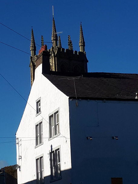 Il pub e la chiesa nelle immediate vicinanze di Padiham Lancashire. Questo è familiare nelle città del nord in Inghilterra. La chiesa è la chiesa di San Leonardo ed è circondata su 3 lati da ex birrerie o locali pubblici - Foto, immagini