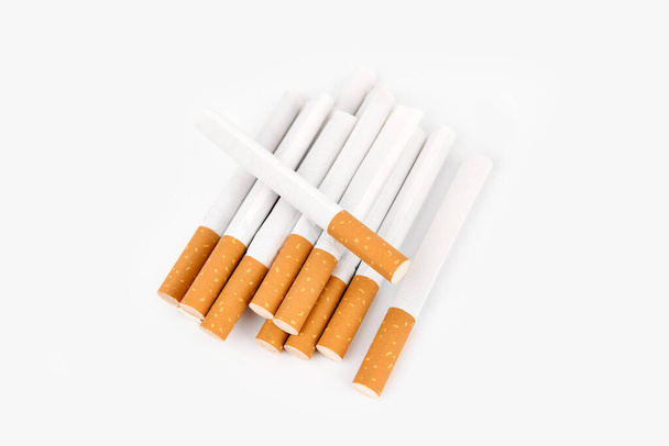 Zigarette in Nahaufnahme isoliert auf weißem Hintergrund. Rauchen. Schlechte Gewohnheiten. Rauchen führt zu Lungenkrebs. - Foto, Bild