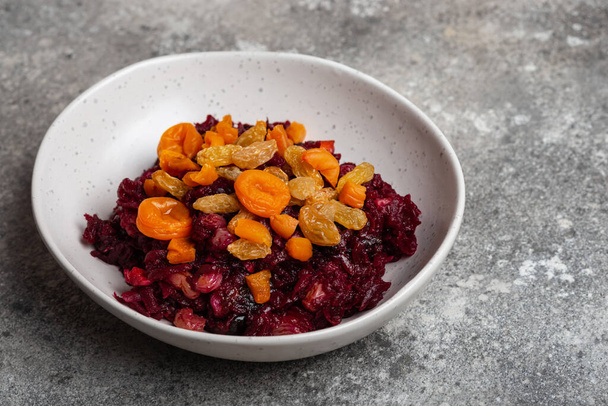 Punajuurisalaatti luumuja lautasella vegaaninen ruoka lähikuva - Valokuva, kuva