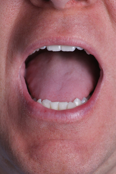 männlicher offener Mund mit Zähnen und Zunge - Foto, Bild