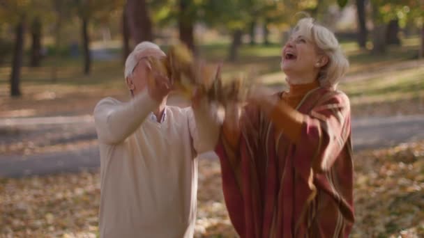 Knappe senior paar hebben plezier in de herfst park - Video