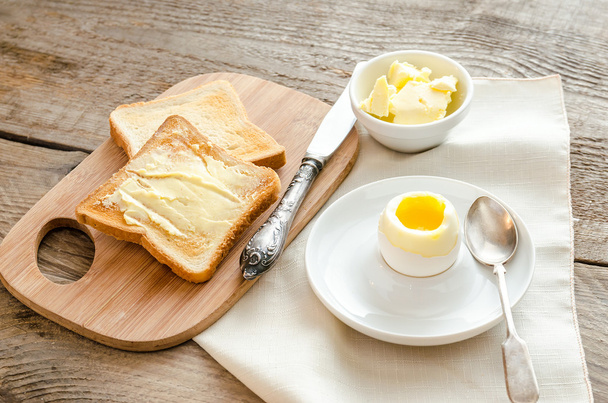 vařené vejce s křupavými toasty na dřevěný stůl - Fotografie, Obrázek