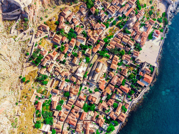 vista dall'alto del villaggio fortificato greco sull'isola rocciosa Monemvasia, Peloponneso, Grecia - Foto, immagini