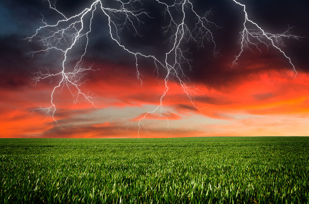 καταιγίδα με αστραπές στο πράσινο λιβάδι - Φωτογραφία, εικόνα