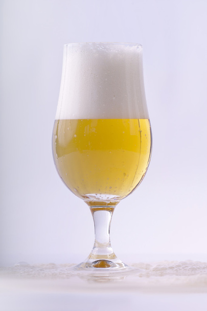 Filling a glass of beer - Foto, imagen