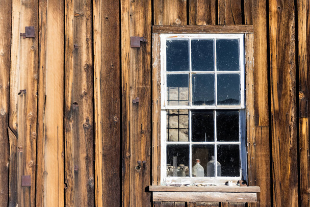 Okenní rám v dřevěné budově ošlehaný časovou krajinou - Fotografie, Obrázek