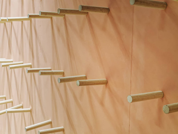Várias fileiras de madeira cilíndrica decorativa varas na parede - Foto, Imagem