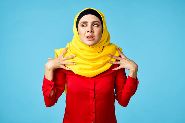 muslimi nainen hijab ostoksia viihde sininen tausta - Valokuva, kuva