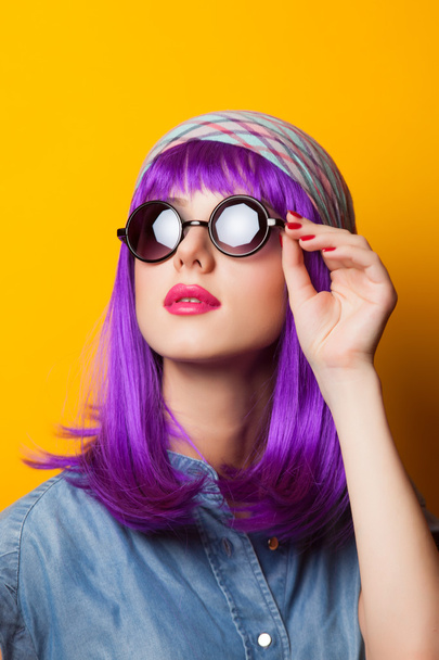 schönes Mädchen mit violetten Haaren in Sonnenbrille auf gelbem Hintergrund - Foto, Bild