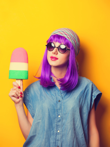 Девушка с фиолетовыми волосами в солнцезащитных очках и мороженым на голове
 - Фото, изображение