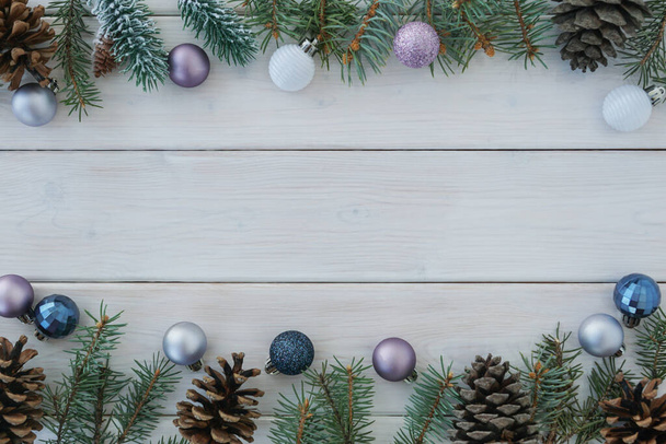 緑の松の木の枝、コーン、装飾的なボールから作られたクリスマスフレームのトップビュー。クリスマスと新年のコンセプト。スペースのコピー.                                 - 写真・画像