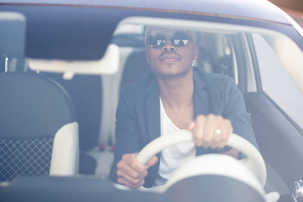 Latinalainen liikemies ajaa hänen autonsa - Valokuva, kuva