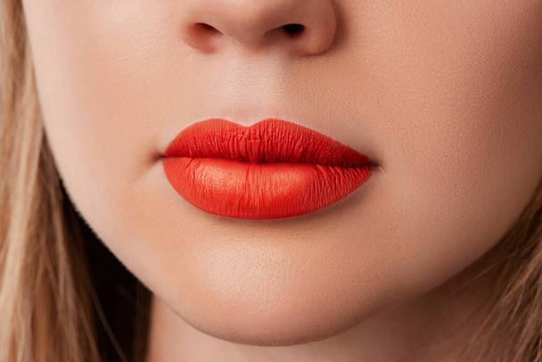 Lähikuva makro naisten pullea huulet punainen matta huulipuna. Kauneus muoti muotokuva henkilökohtainen hoito ja muodostavat - Valokuva, kuva