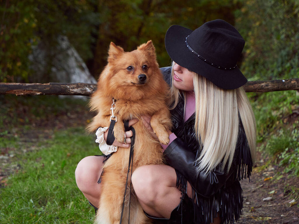 pretty blond girl play with Pomeranian dog - Foto, Imagem