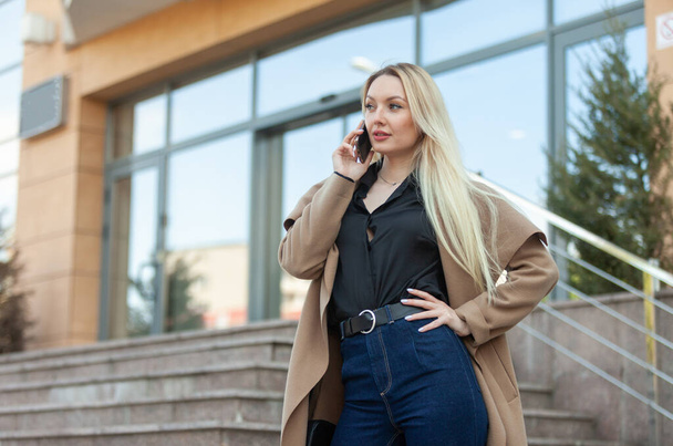 Jovem loira empresária falando ao telefone na cidade - Foto, Imagem
