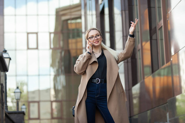 Veselý blondýny žena emocionálně mluvit do telefonu na pozadí obchodního centra - Fotografie, Obrázek