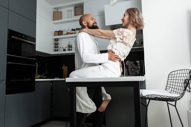 Una pareja cariñosa abrazándose en la cocina. Concepto romántico y amoroso. estilo de vida foto - Foto, Imagen