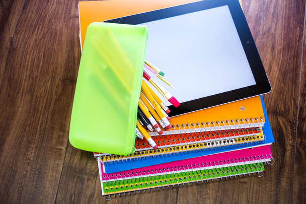 Tablet computador, lápis e cadernos, material escolar
 - Foto, Imagem